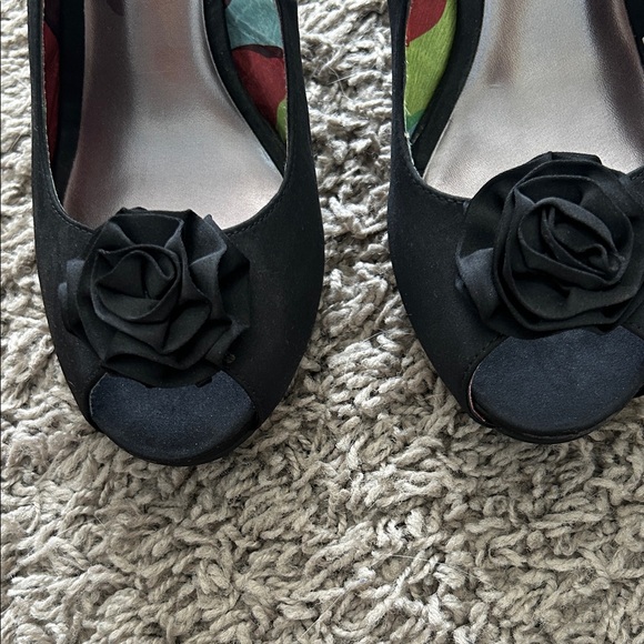 Candie's Elegant Black Slingback Heels with Floral Detail - Picture 3 of 3